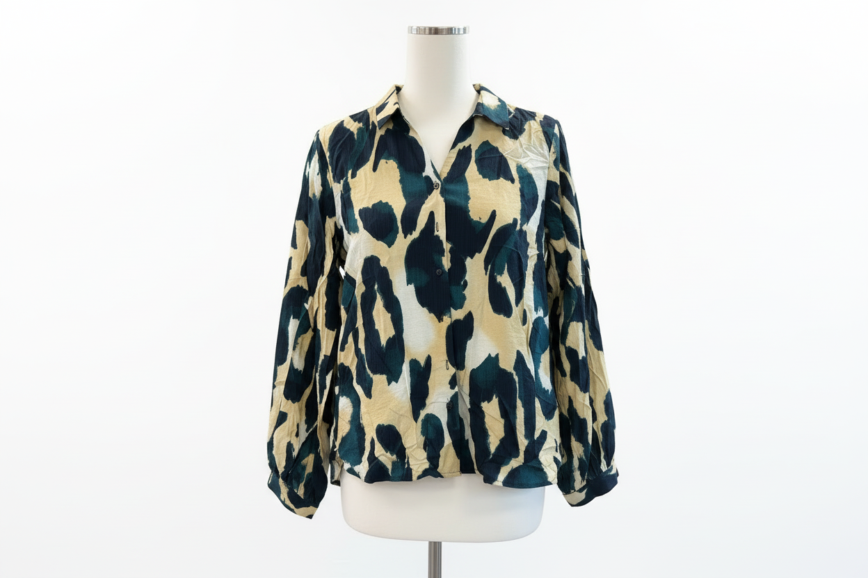 Chemise femme grande taille à motifs graphiques vert foncé sur fond beige, col classique et matière légère - Abana 64310