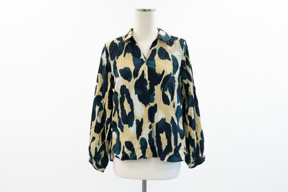 Chemise femme grande taille à motifs graphiques vert foncé sur fond beige, col classique et matière légère - Abana 64310