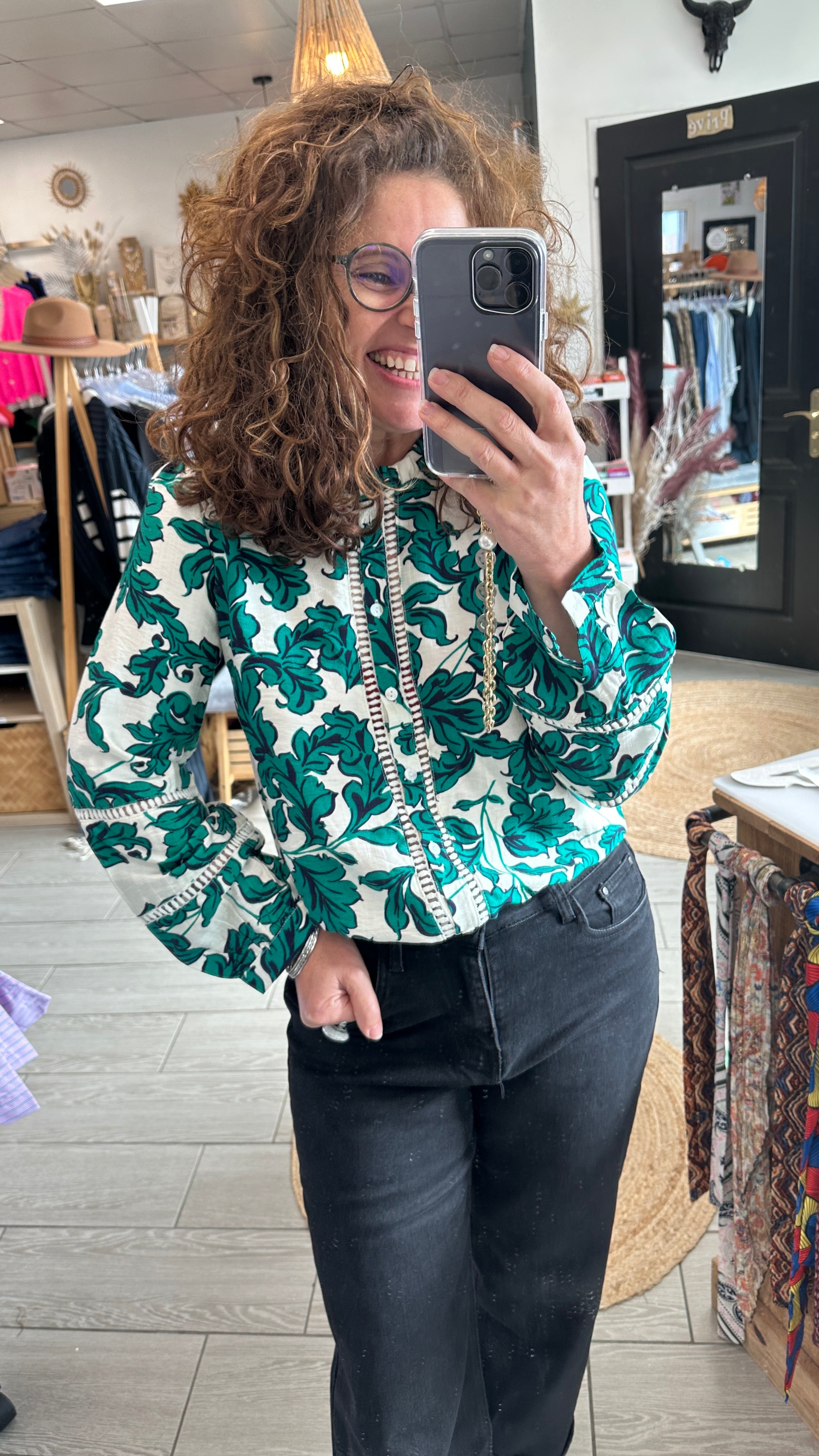 Blouse femme à manches longues imprimé feuillage vert sur fond blanc – Abana Boutique Ustaritz 64480
