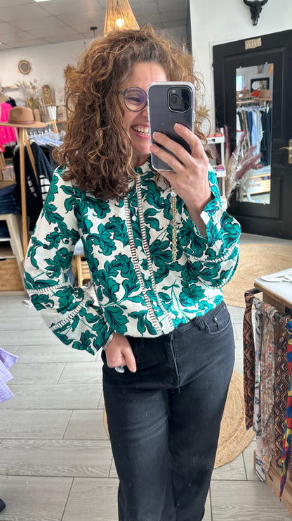 Blouse femme à manches longues imprimé feuillage vert sur fond blanc – Abana Boutique Ustaritz 64480