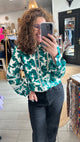 Blouse femme à manches longues imprimé feuillage vert sur fond blanc – Abana Boutique Ustaritz 64480