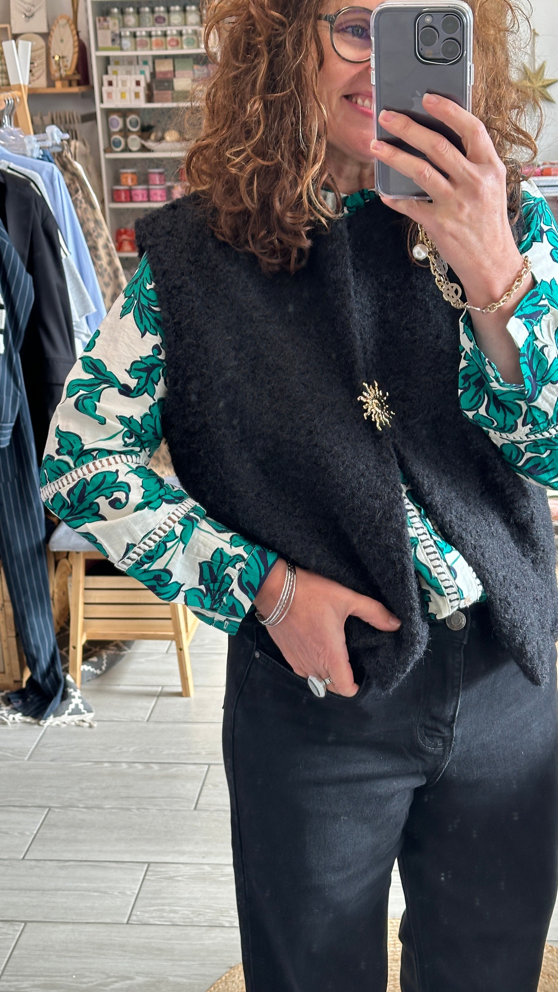 Chemise élégante à motif floral vert, col classique et détails ajourés, mode féminine tendance - Abana Boutique 64250