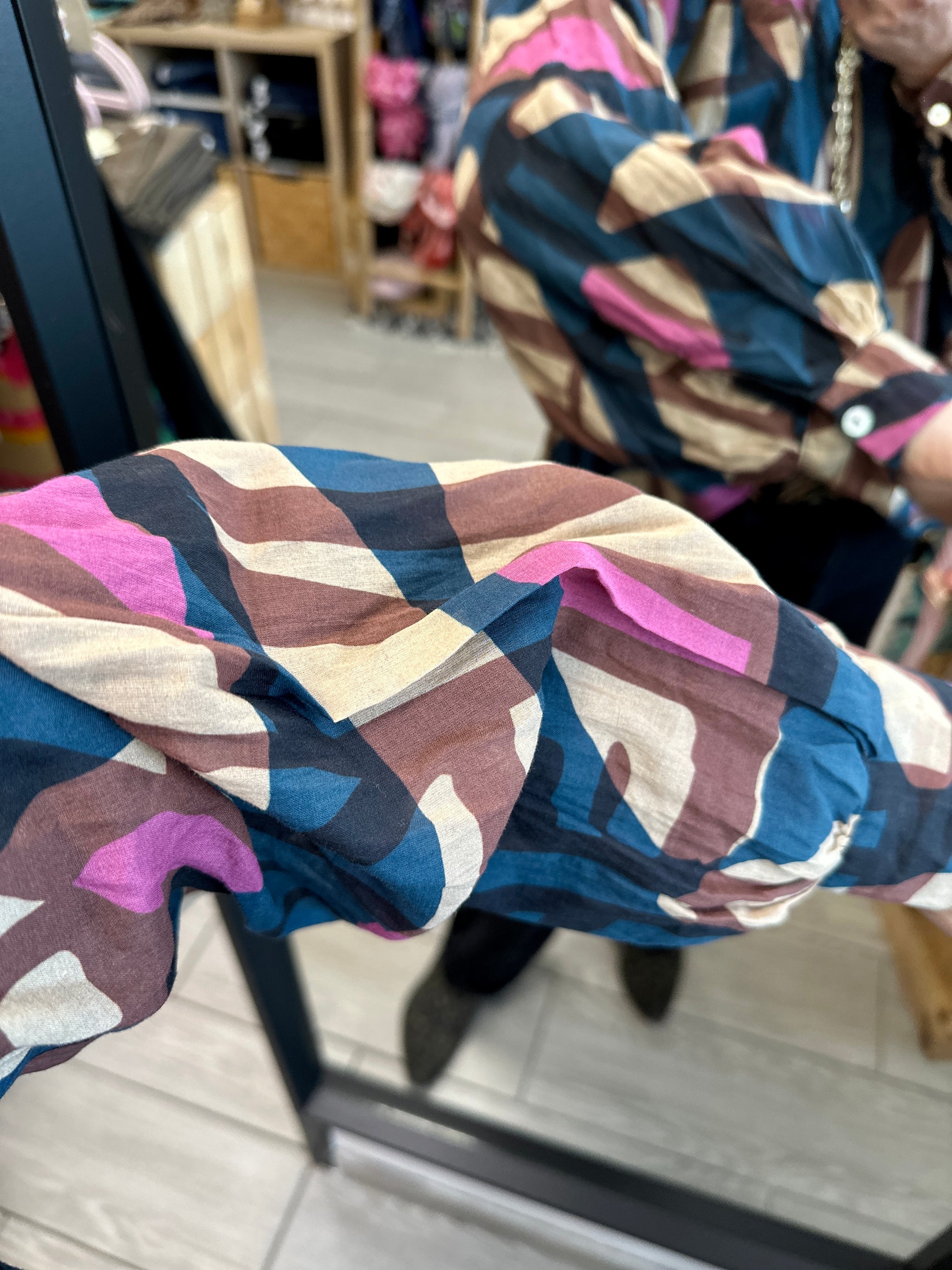 Zoom sur la tunique originale avec imprimé graphique banditas – version prune - Abana 64310