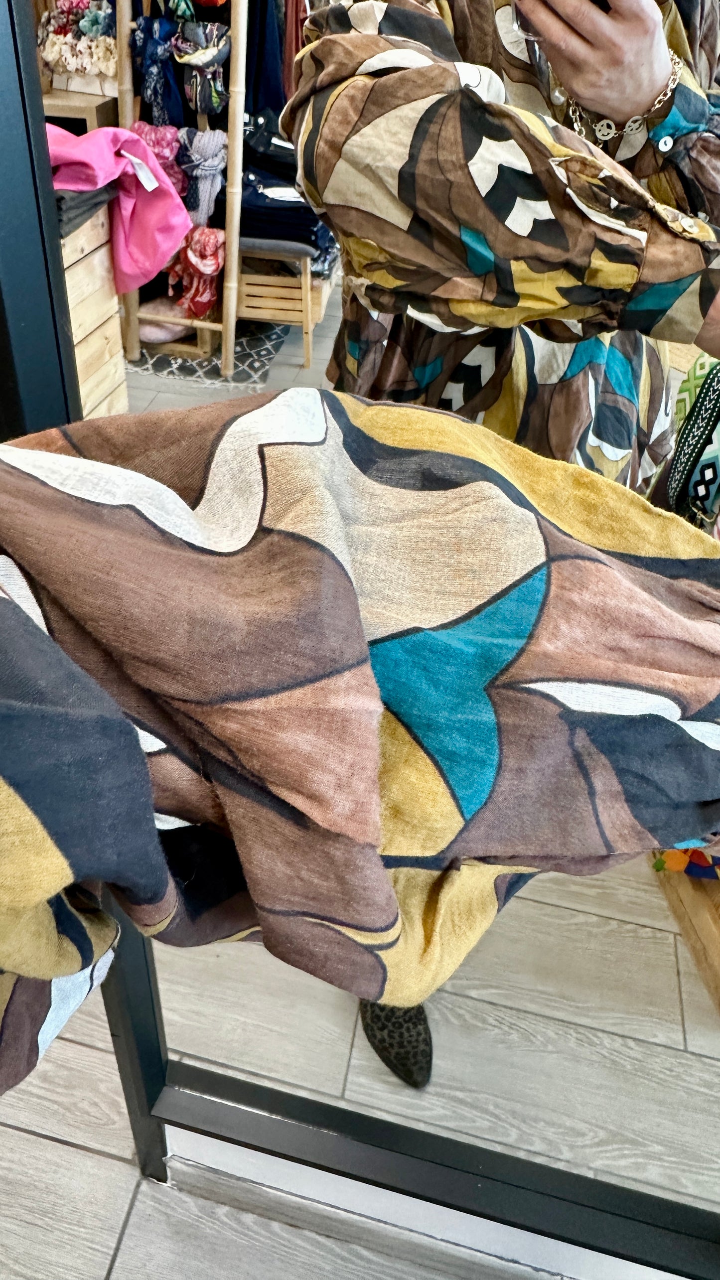 Détail du tissu fluide à motifs géométriques dans les tons chocolat - Abana 64240