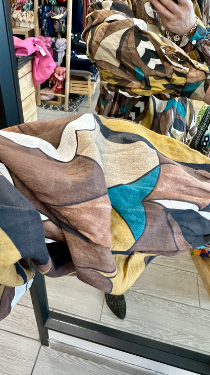 Détail du tissu fluide à motifs géométriques dans les tons chocolat - Abana 64240