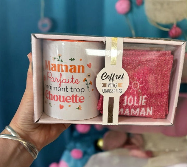 Coffret Fête des Mères avec mug “Maman parfaite” et chaussettes roses – idée cadeau chez Abana à Ustaritz