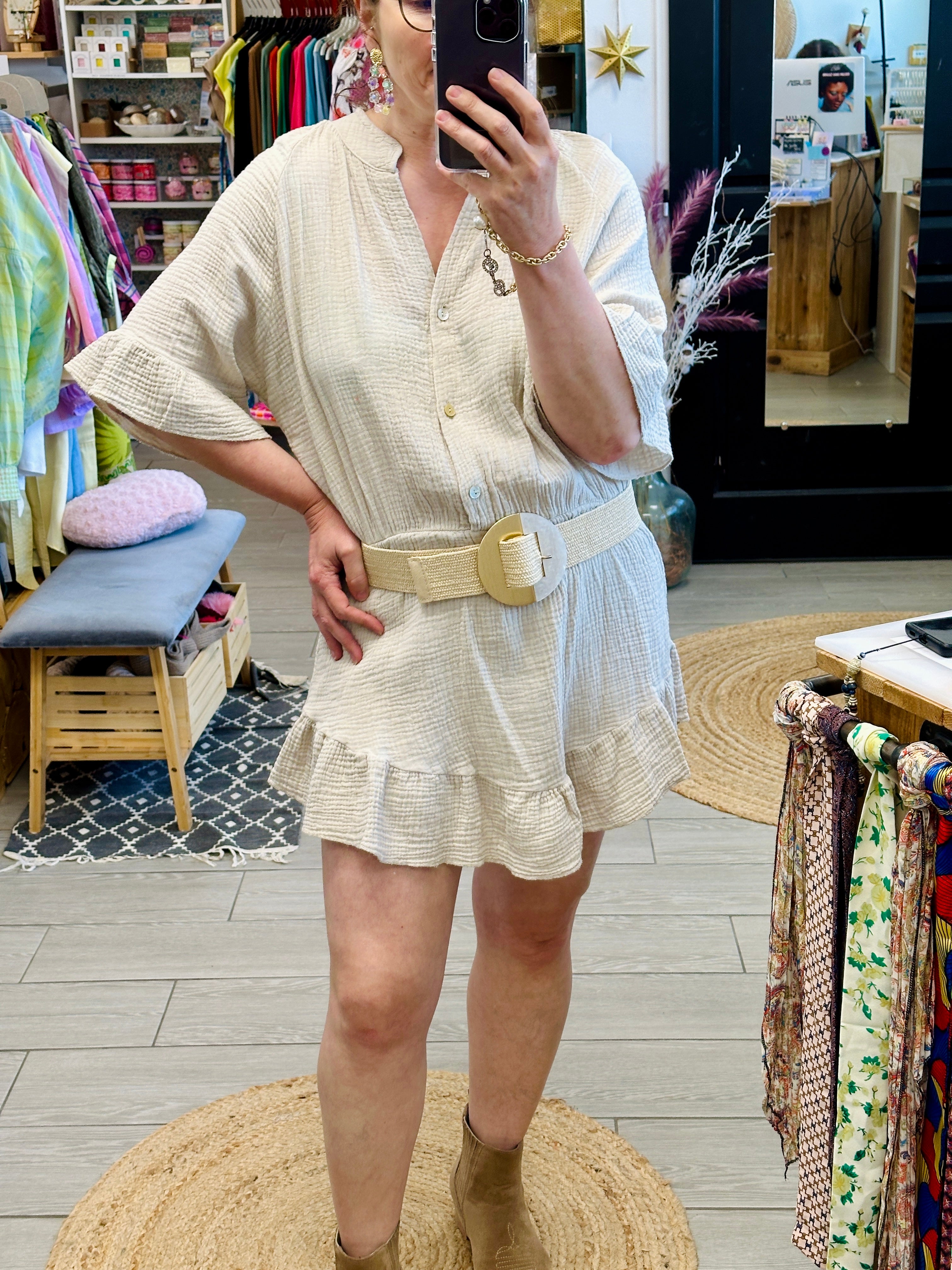 Combi-short beige effet robe en coton gaufré, portée avec une ceinture large, dans une boutique colorée à Ustaritz

