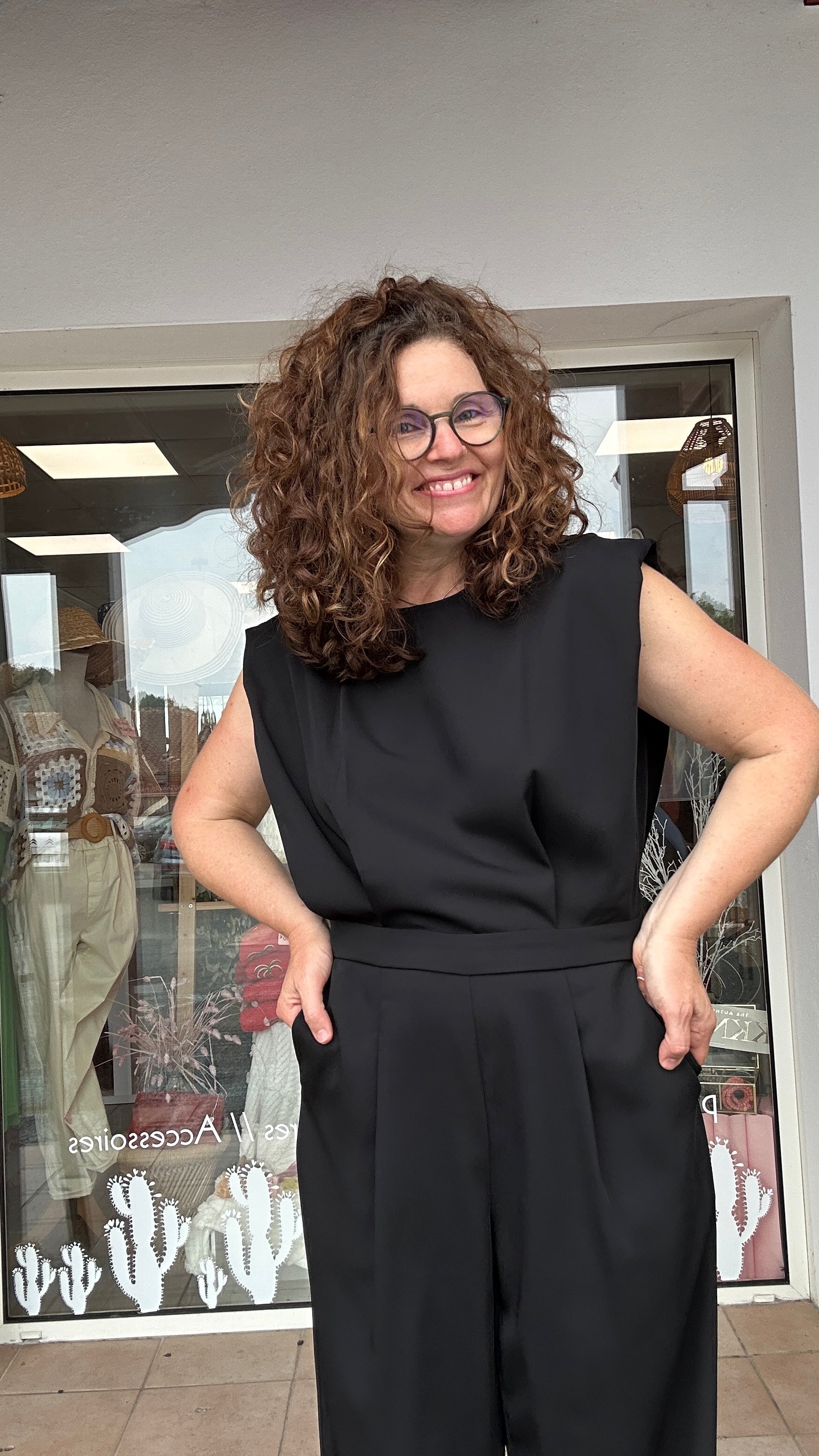 Combinaison élégante Léna sans manches en polyester noir – Itxassou
