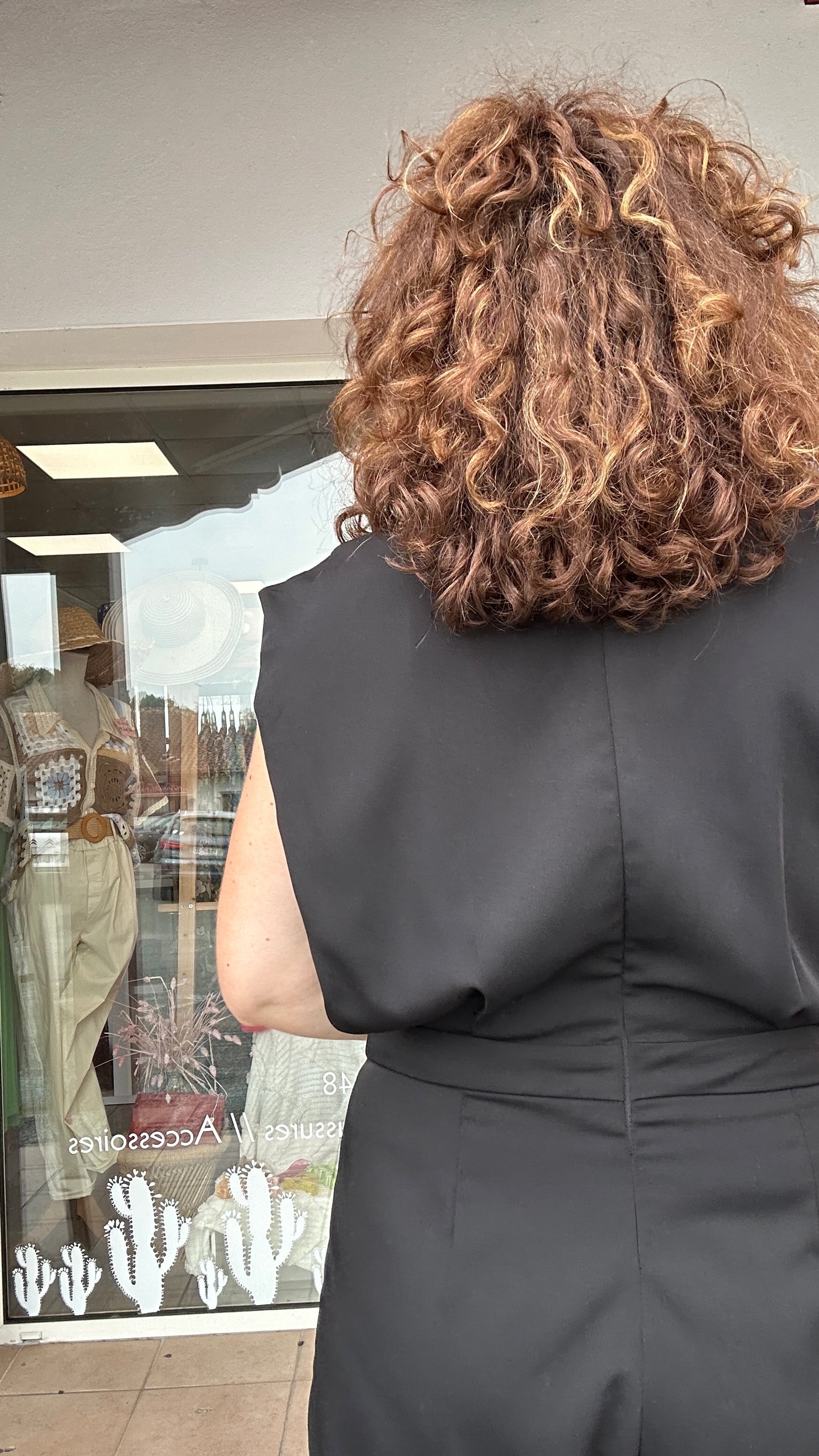 Zoom sur taille haute et plis avant combinaison Léna noire –  Souraide