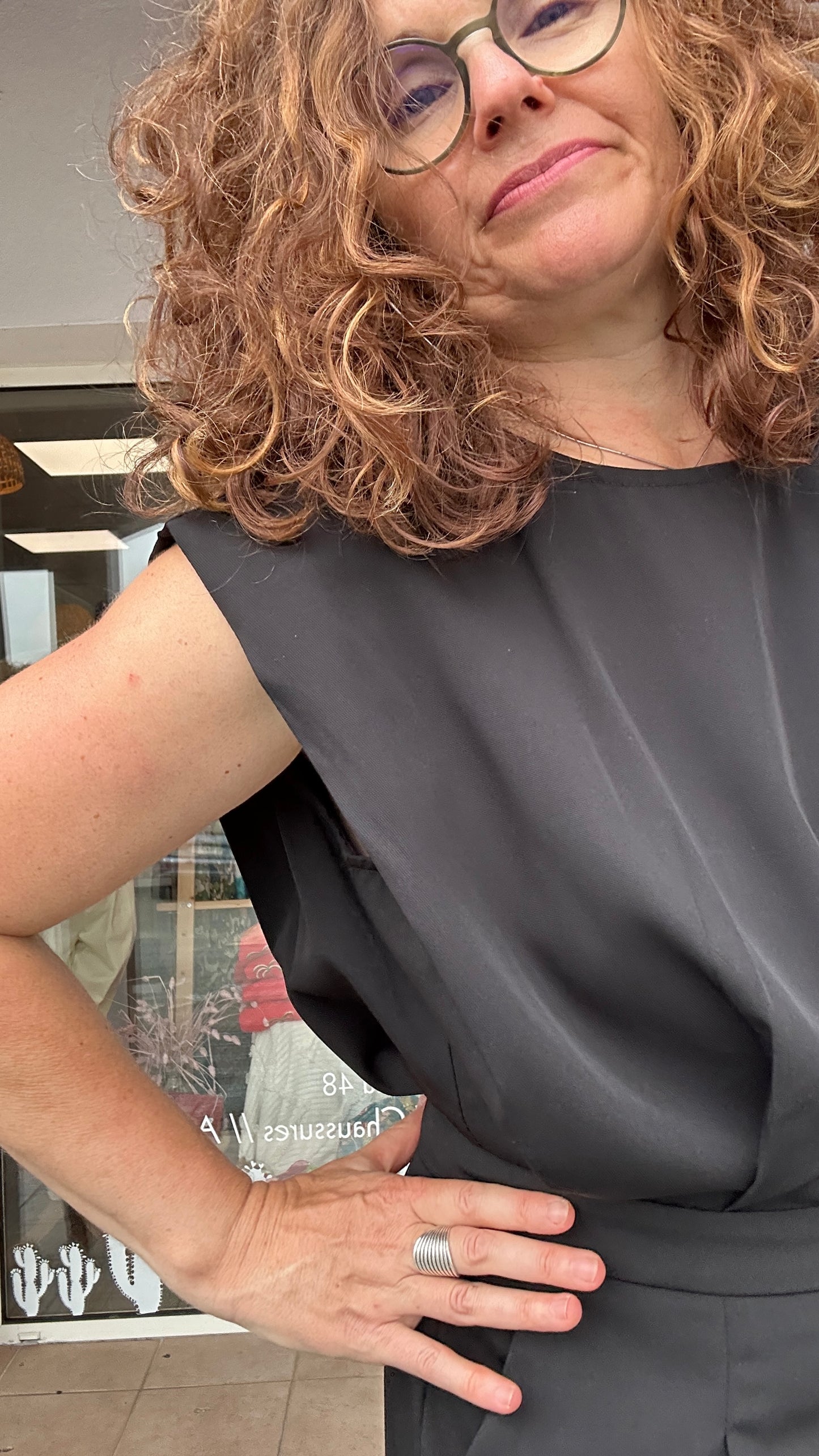 Combinaison Léna fluide noire pour look élégant et tendance – Saint Pée sur Nivelle