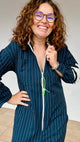 Combinaison Banditas bleu marine à rayures blanches avec zip avant et détails manches, look casual chic – Abana Boutique