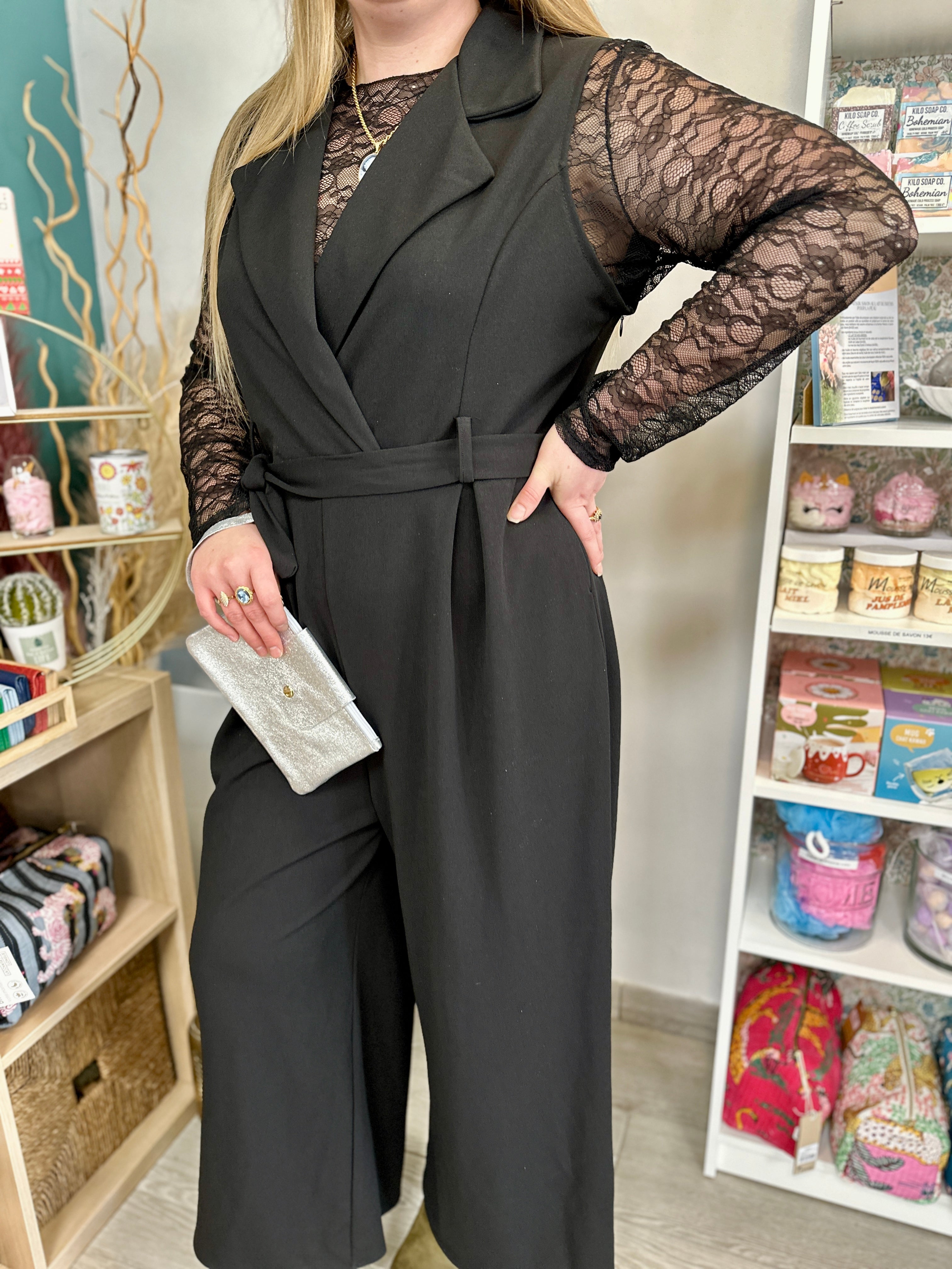 Combinaison noire grande taille avec manches longues en dentelle transparente et col tailleur élégant - Abana 64480