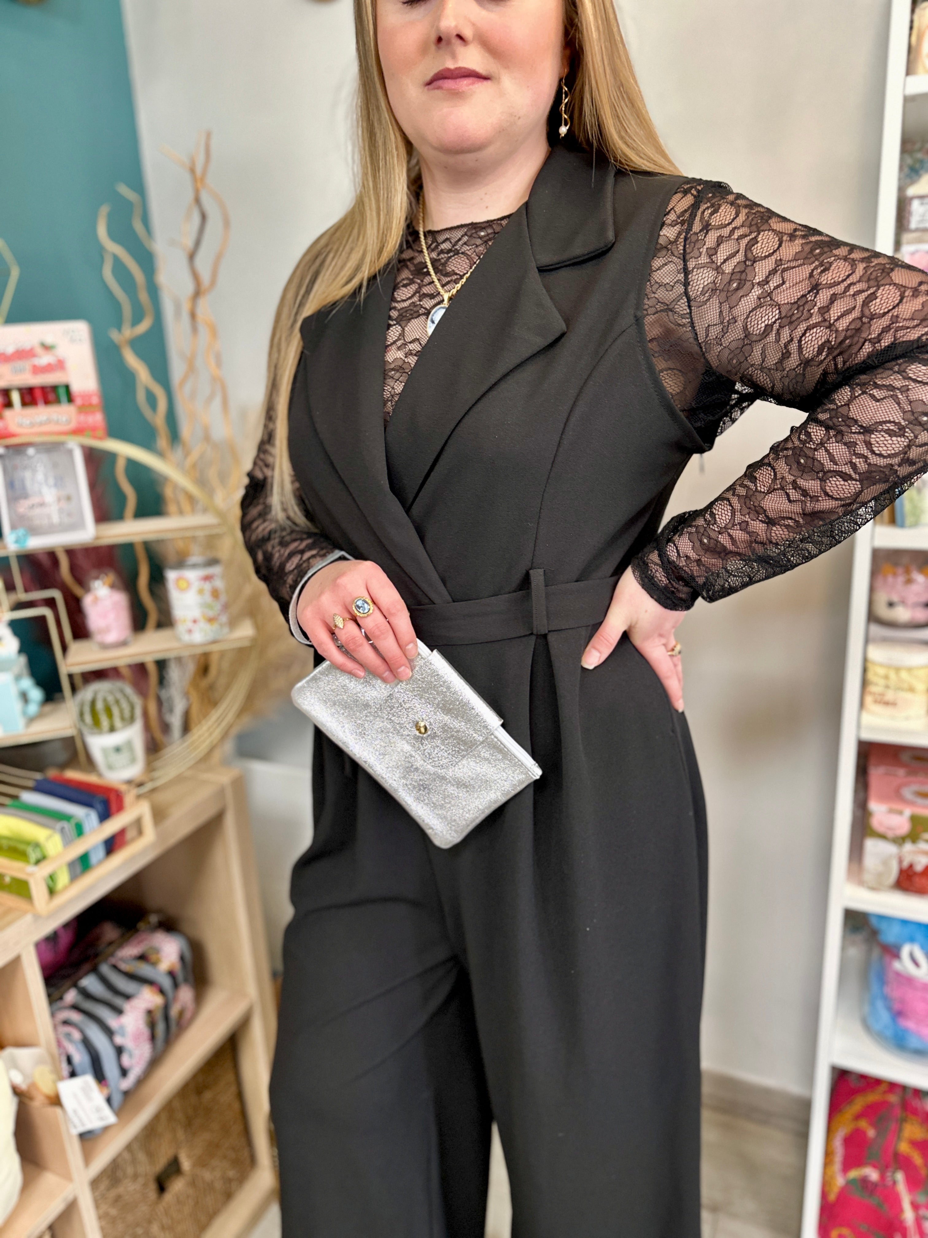 Combinaison pantalon noire grande taille, manches en dentelle chic, coupe fluide et ceinture à nouer - Abana 64310