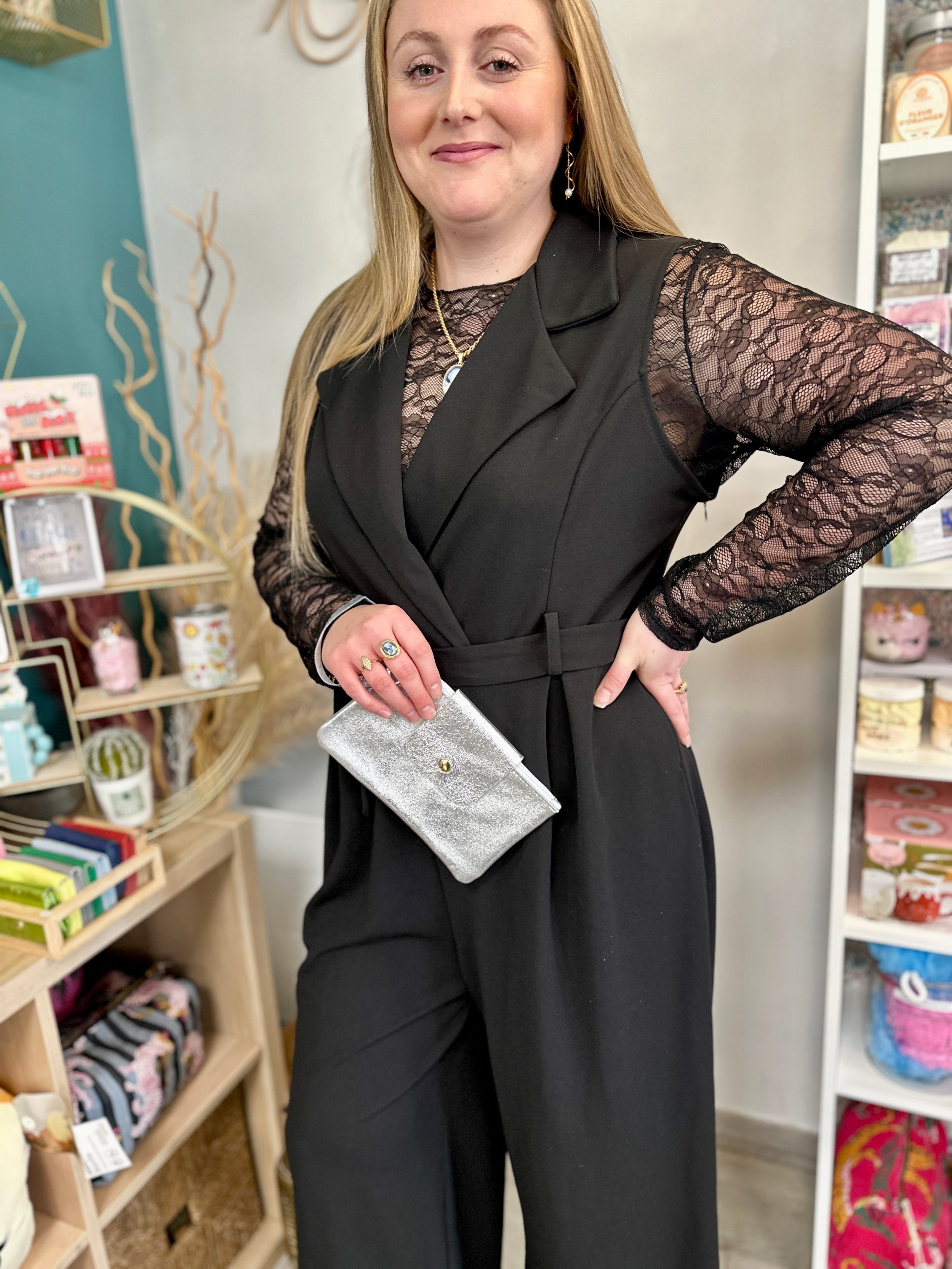 Combinaison noire femme grande taille à col croisé et manches dentelle, look soirée élégant - Abana 64250