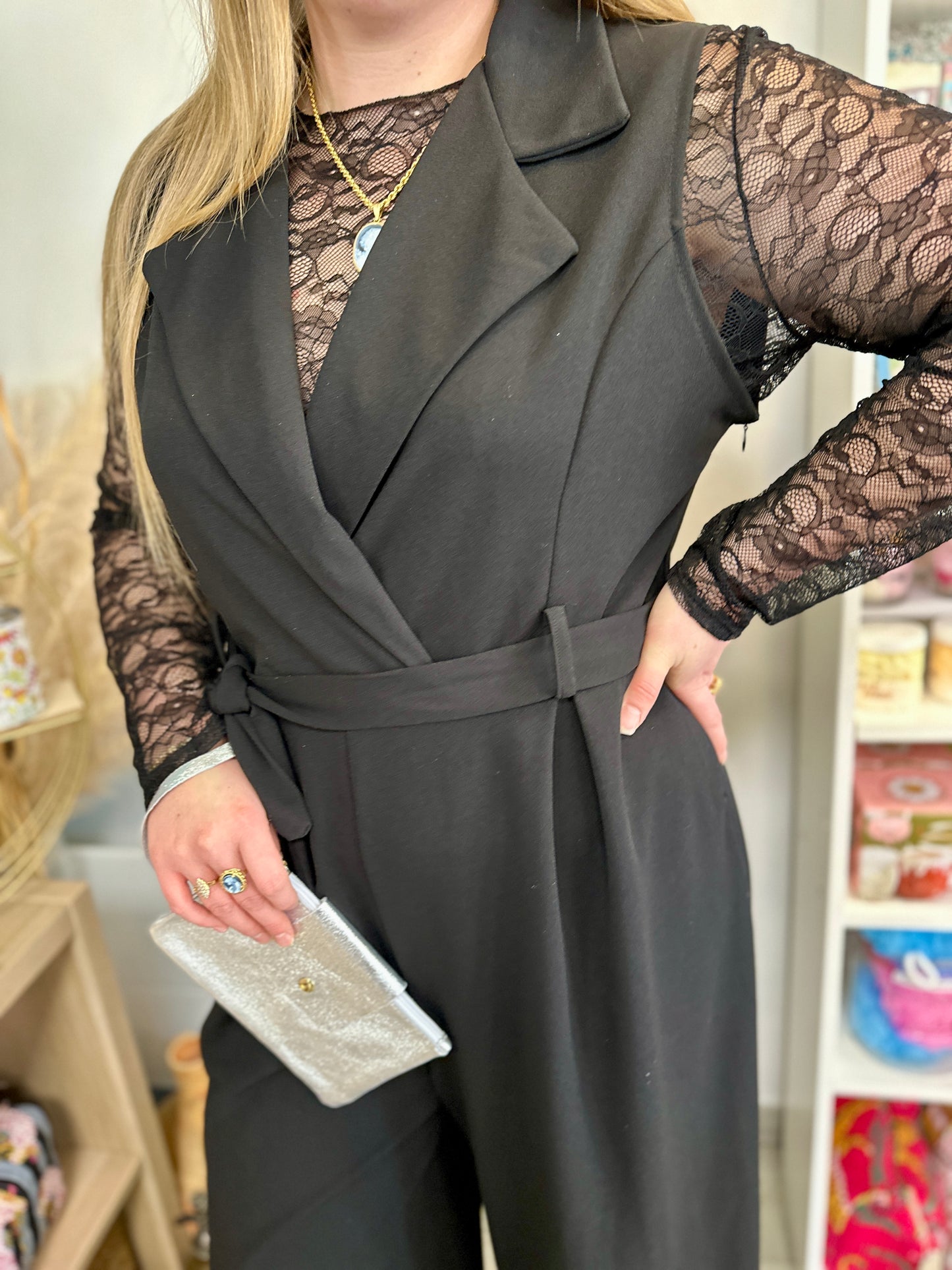 Combinaison pantalon noire grande taille avec taille marquée et manches en dentelle raffinée - Abana 64990