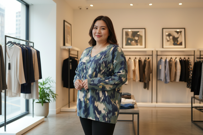 💙Pull col V Cléo – Motif bleu-vert effet brillant