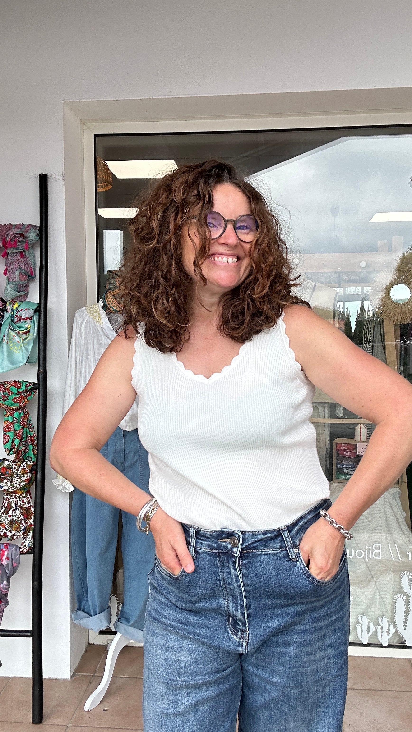 Zoom sur débardeur Jade blanc sans manches chic et féminin – Abana 64480
