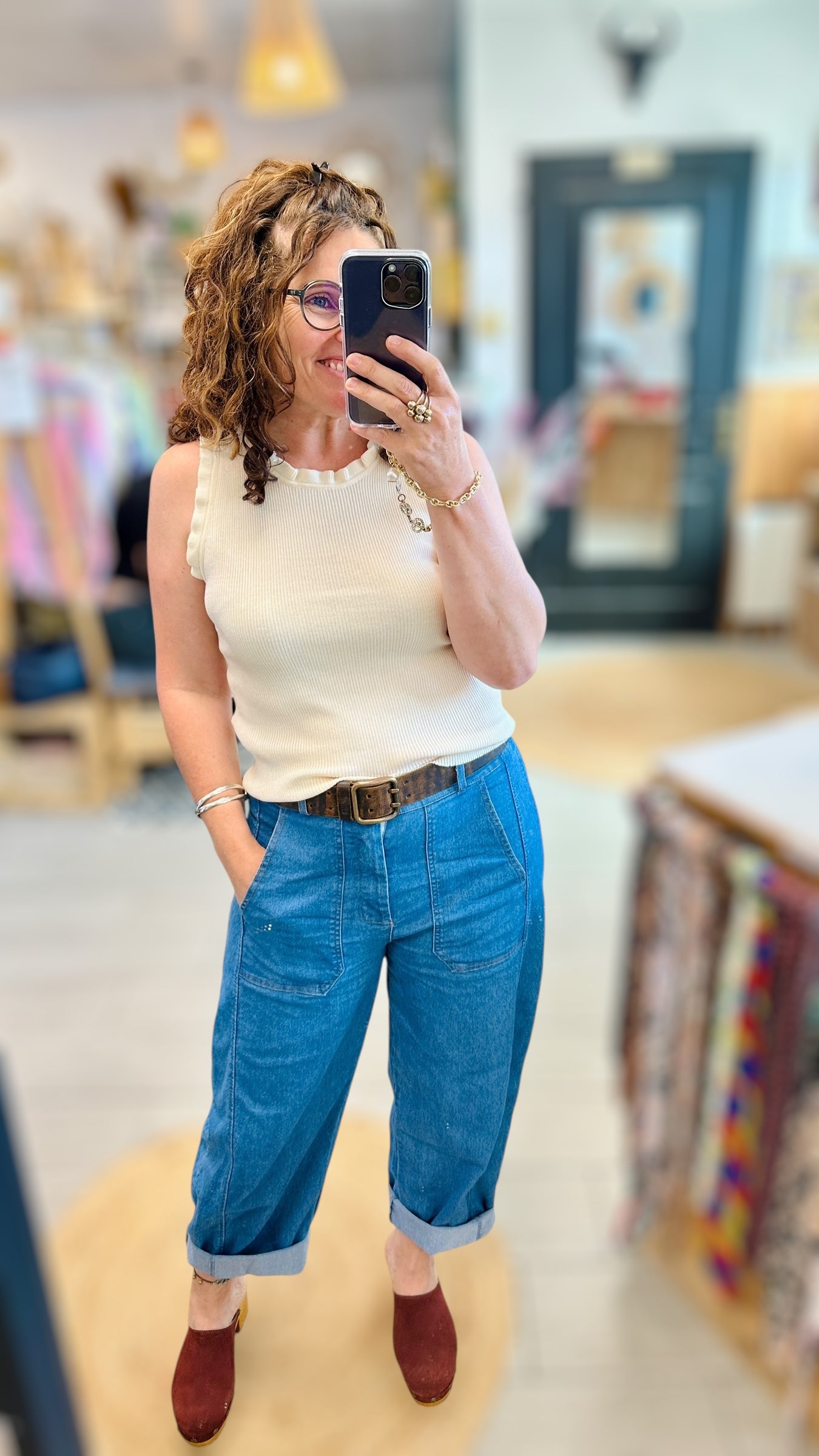 Débardeur crème femme avec volants, col rond et tissu côtelé, porté avec un jean – disponible chez Abana Boutique à Ustaritz – tailles SM et ML – idéal pour l’été