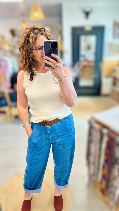 Débardeur crème femme avec volants – disponible chez Abana Boutique à Ustaritz – tailles SM et ML – pour l’été
