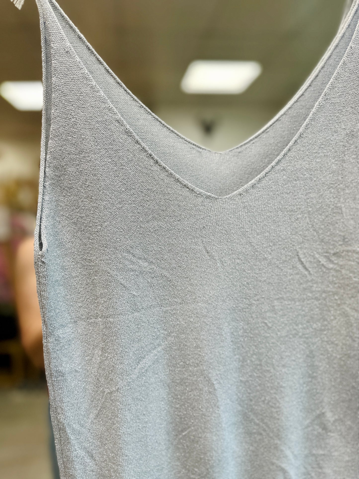 Top DIVINE gris clair pour femme en maille pailletée, taille unique confortable, chez Abana Boutique à Ustaritz