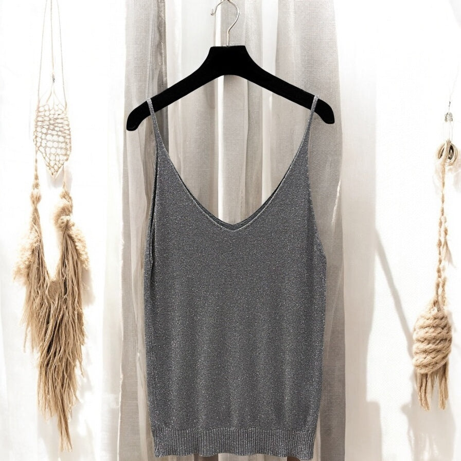 Débardeur gris foncé DIVINE pour look casual chic, col V en maille brillante, vendu chez Abana Boutique