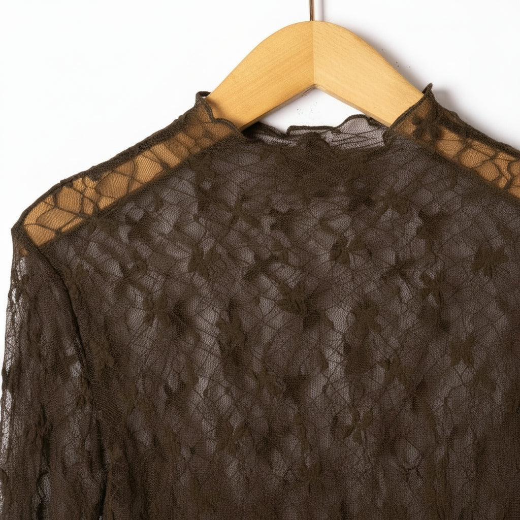 Détail de la dentelle fine et délicate du haut Léonie