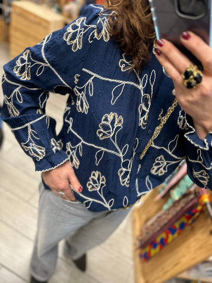 💙 Chemise Lisa – Bleu marine & broderies crème