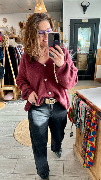 Gilet en maille rouge boutonné porté avec un jean noir - Abana 64480