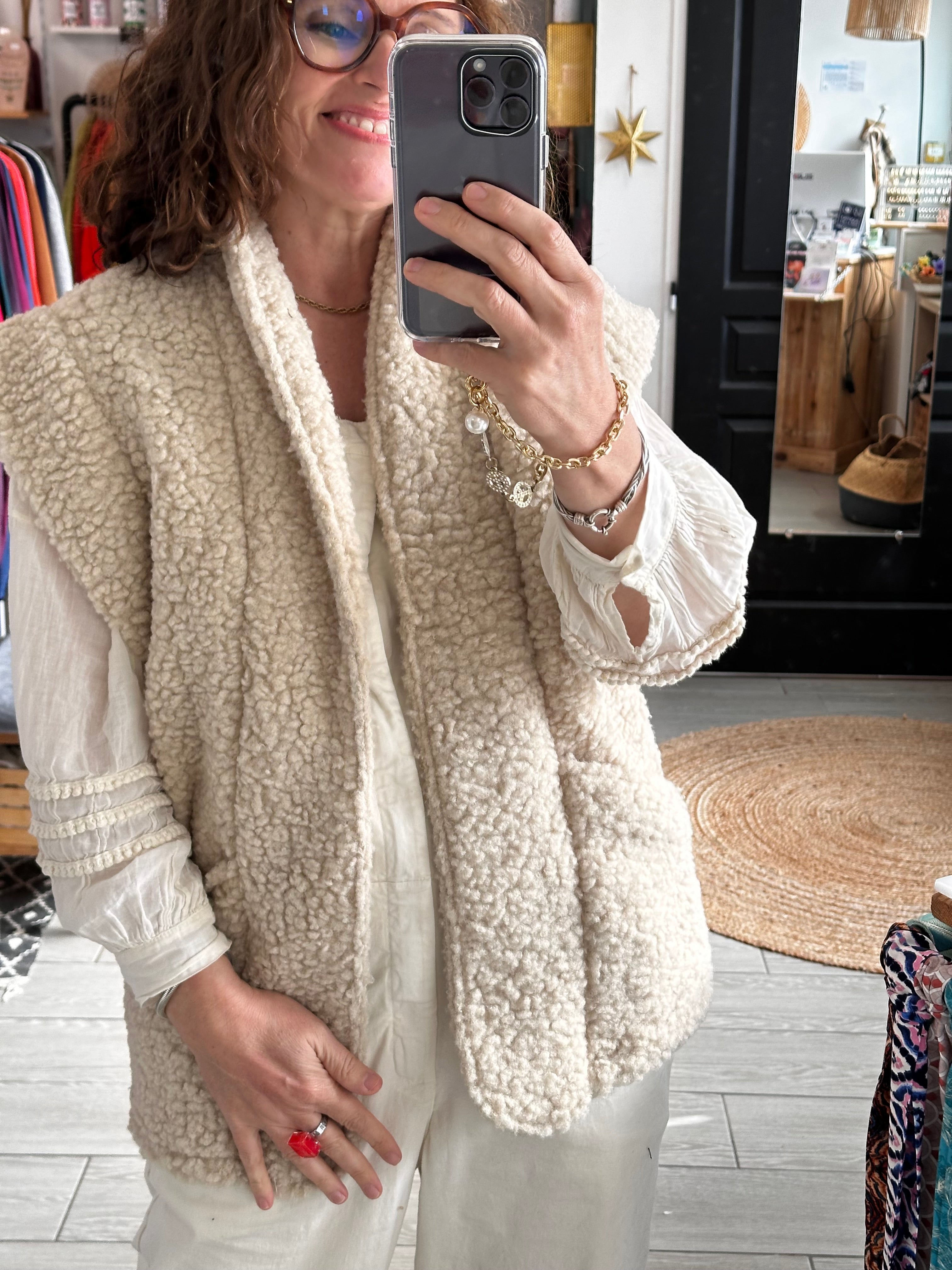 Gilet sans manches cosy Amaia en sherpa beige, taille unique jusqu'à 42, disponible à Ustaritz