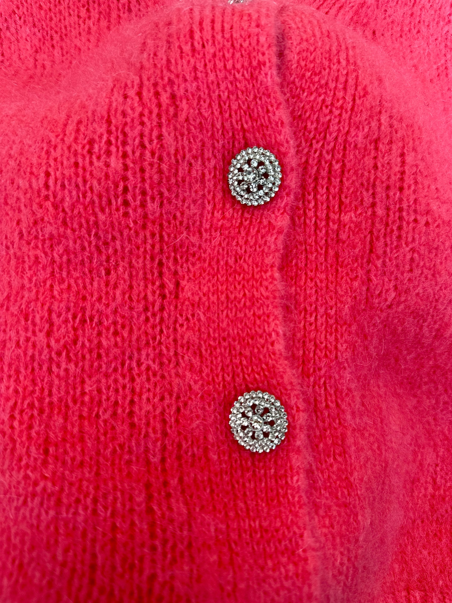 Détail des boutons dorés sur pull maille rose corail - Abana 64200
