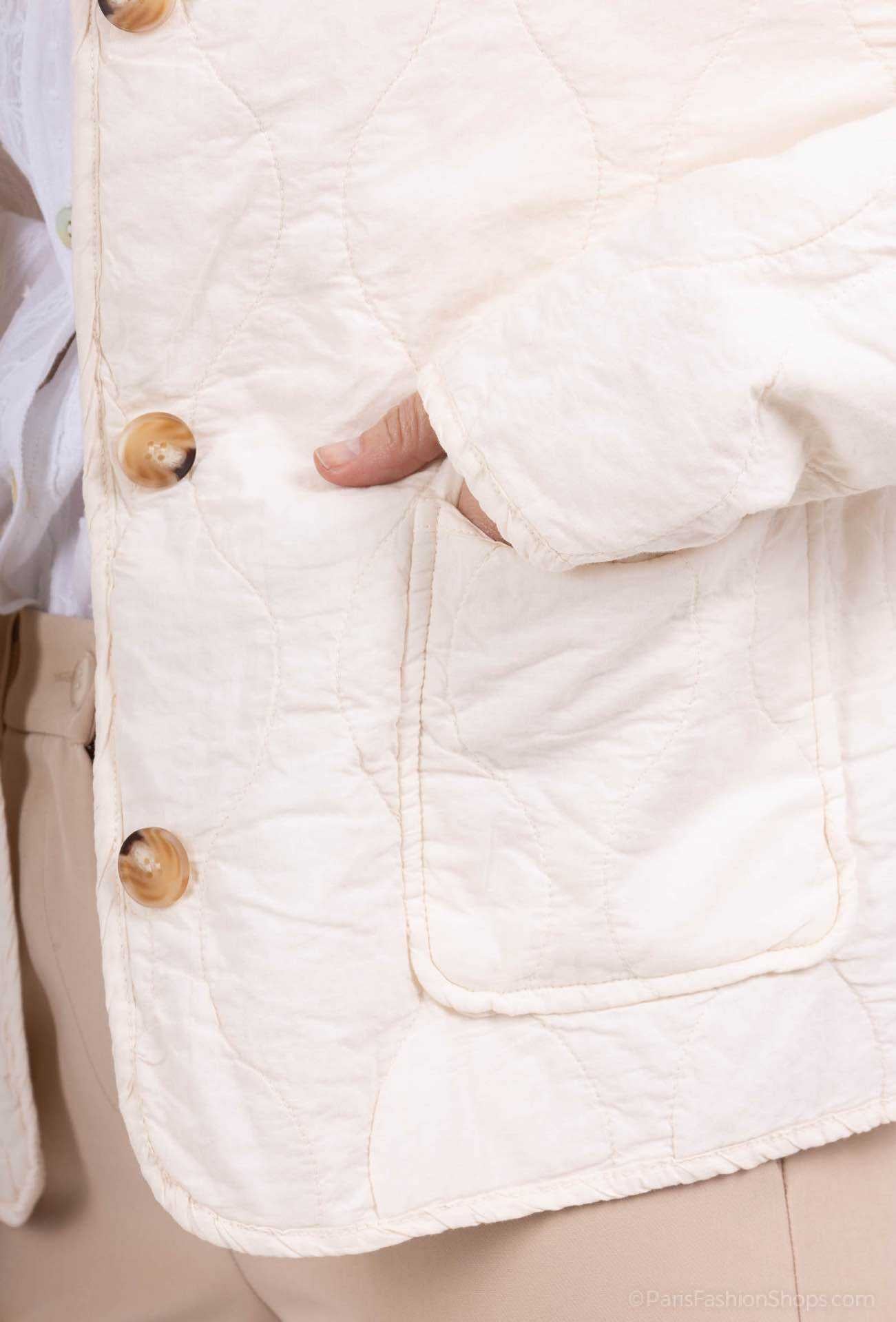 Détails matelassage Gilet Apolline crème blanc écru pour femme, en coton matelassé, manches longues