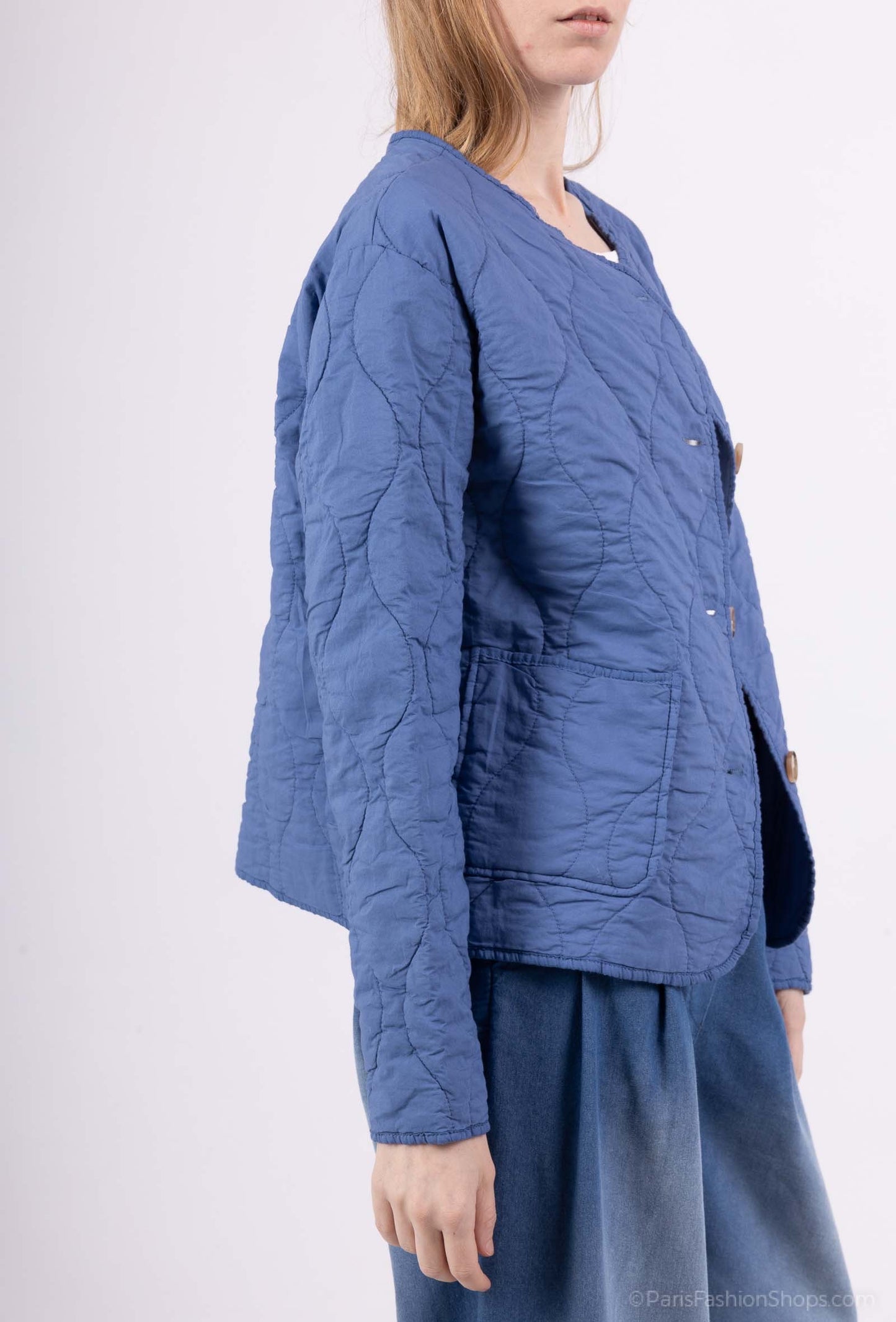 Gilet Apolline porté bleu jean pour femme, en coton matelassé, manches longues