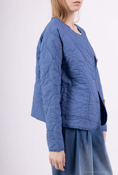 Gilet Apolline porté bleu jean pour femme, en coton matelassé, manches longues