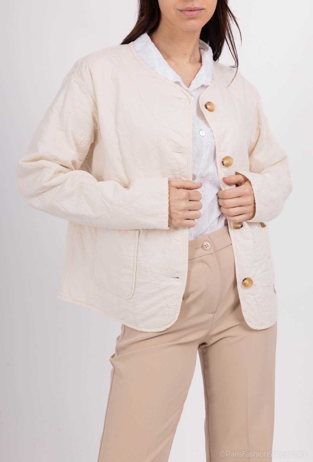 Gilet Apolline porté crème blanc écru pour femme, en coton matelassé, manches longues