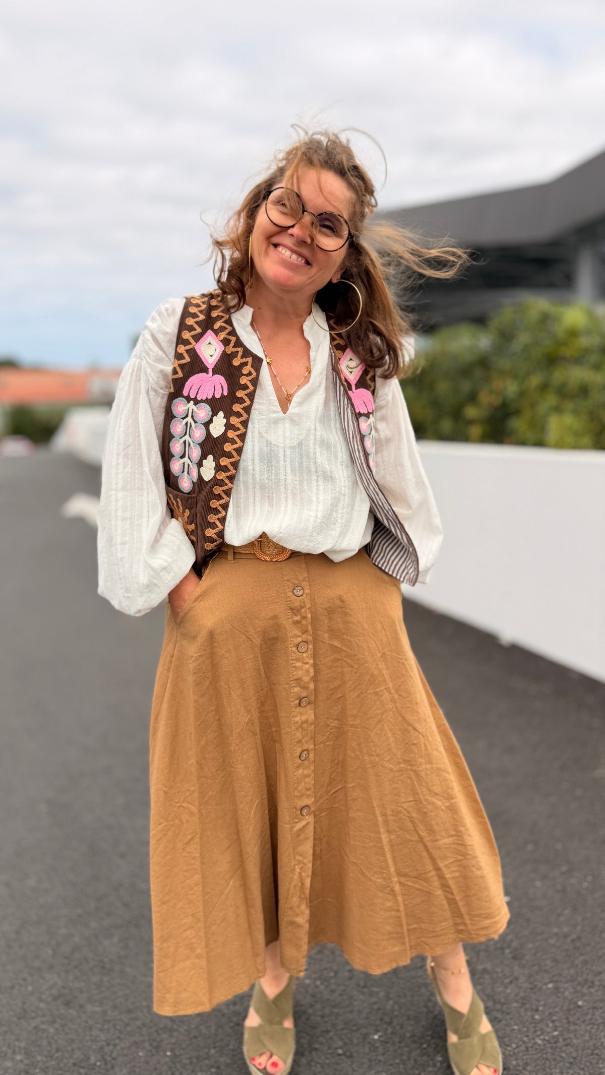 gilet sans manches chcolat avec jupe longue camel 