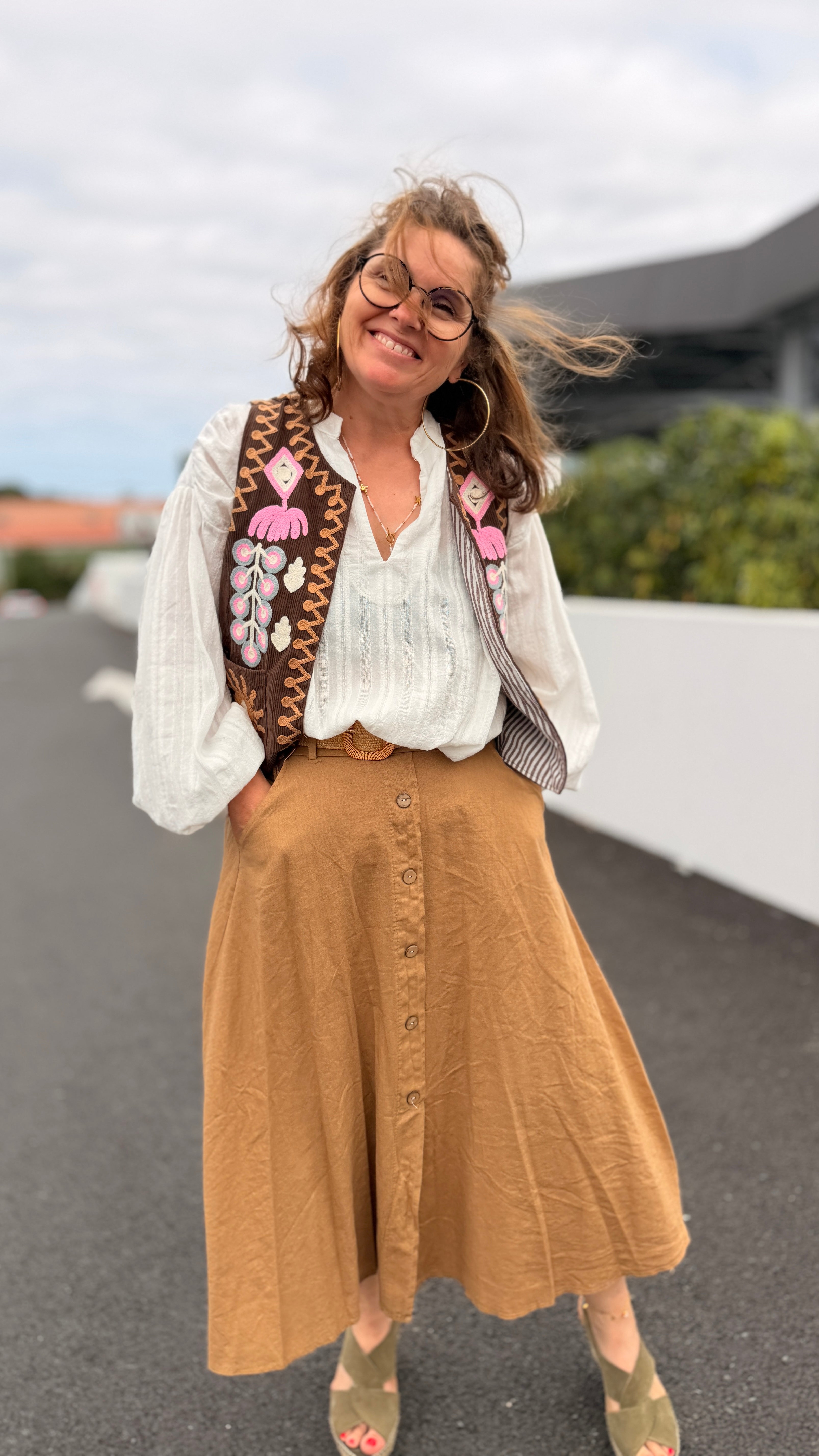 gilet sans manches chcolat avec jupe longue camel 