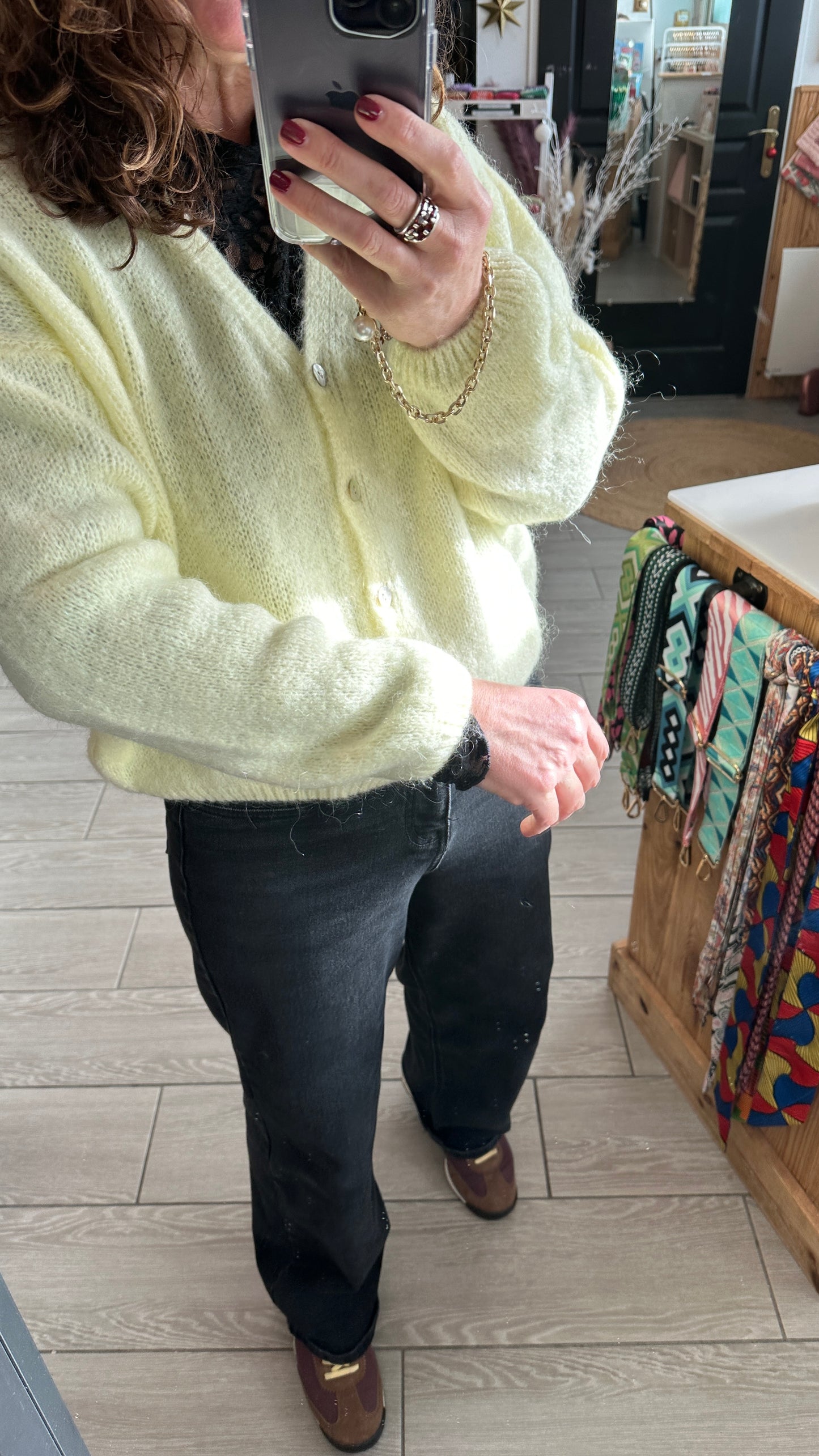 Zoom sur la texture du gilet en mohair et laine, ultra doux et léger.