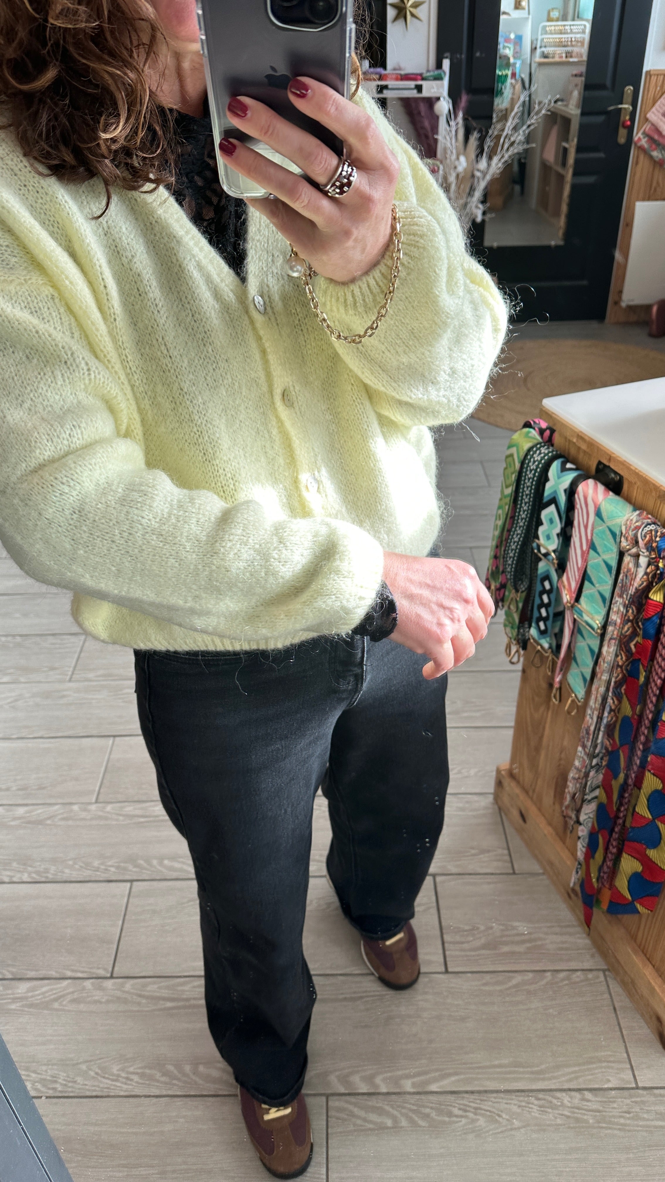 Zoom sur la texture du gilet en mohair et laine, ultra doux et léger.