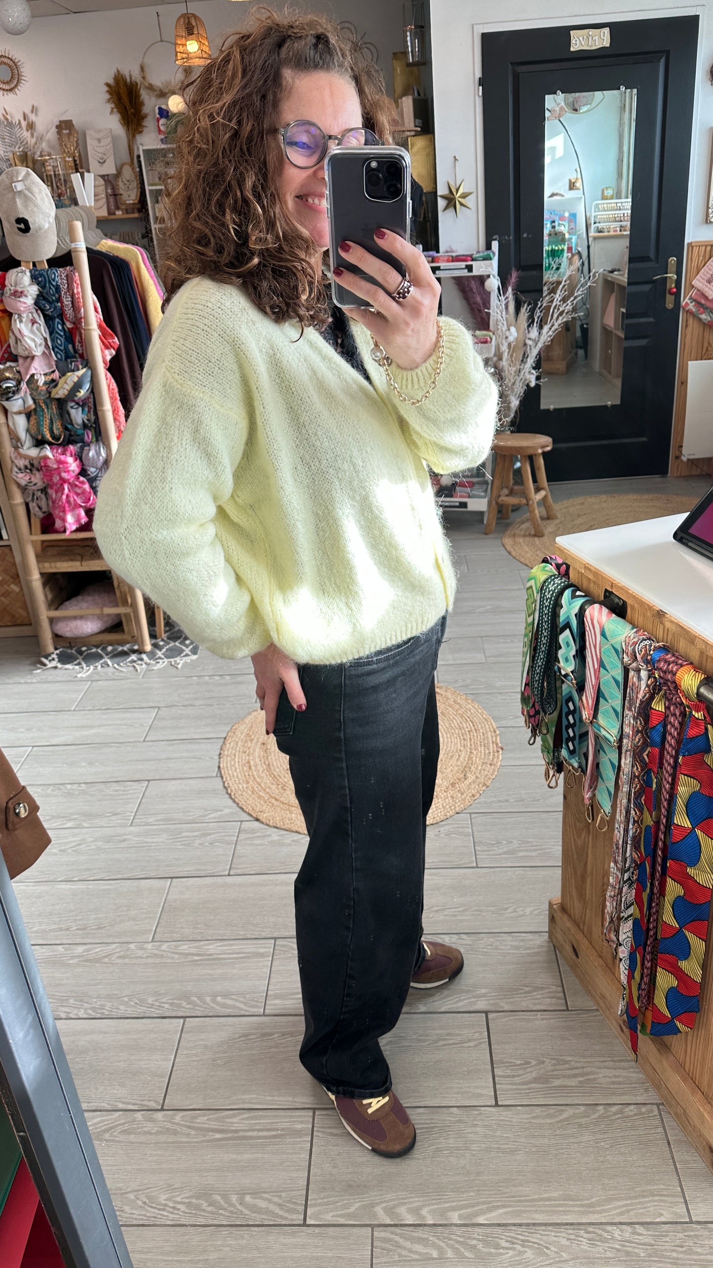 Gilet  porté sur une chemise, look cosy et élégant, à base de kid mohair et laine.