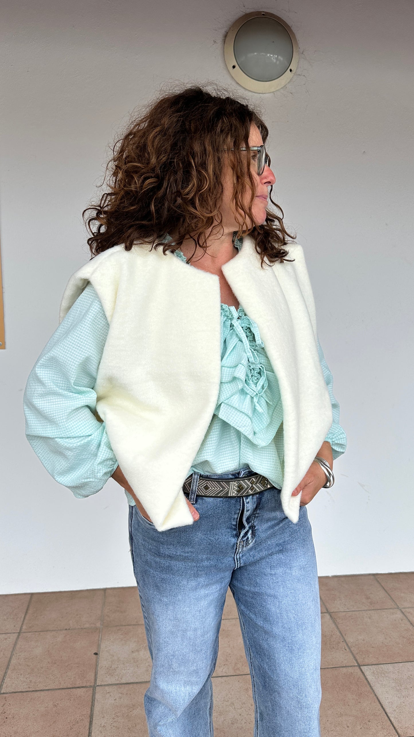 Zoom sur détails du gilet Juliette blanc doublé polyester – Abana 64990