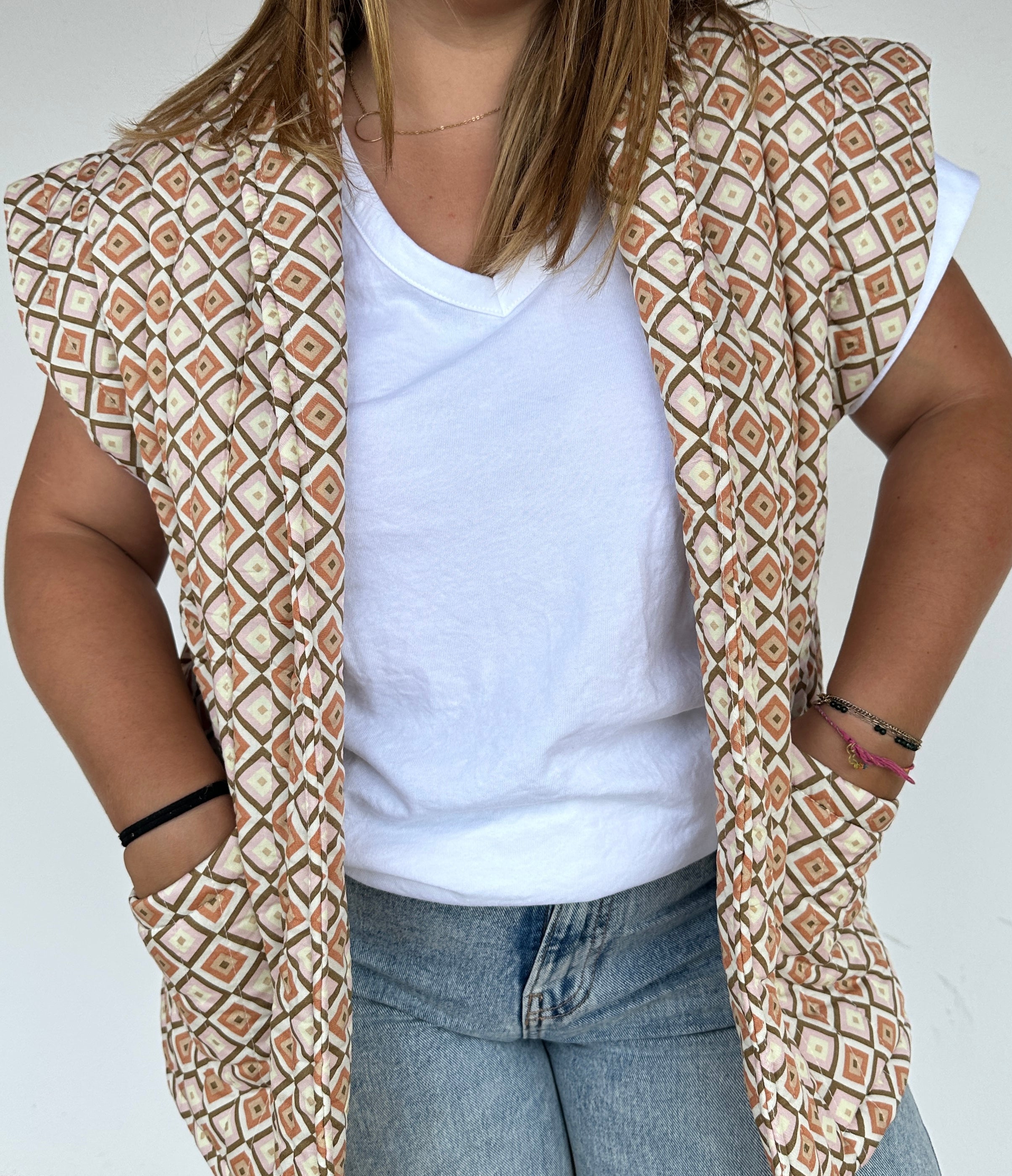 Gilet sans manches imprimé géométrique camel et écru femme – Abana 64480