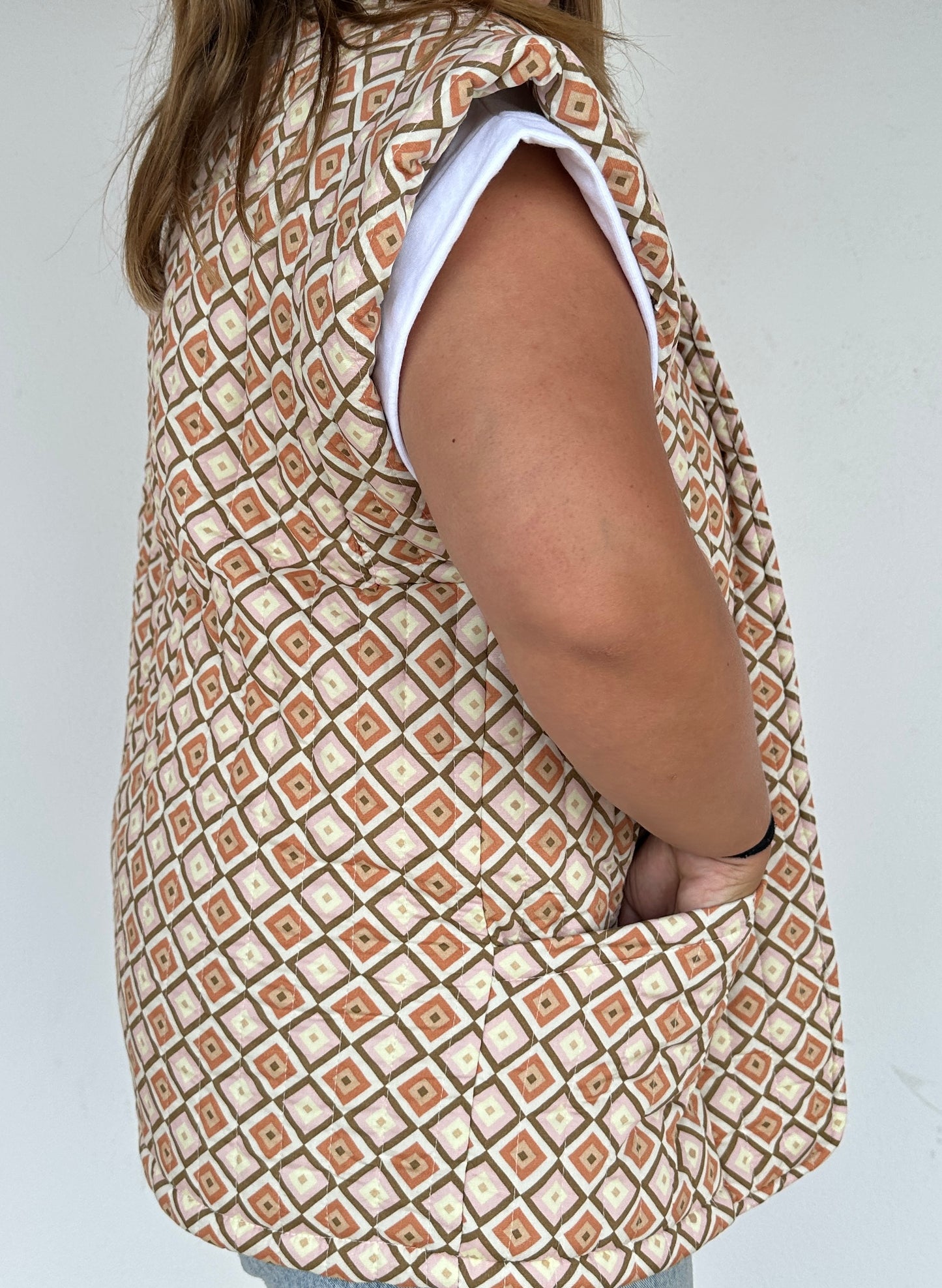 Zoom sur gilet chic motif losanges marron et blanc sans manches – Abana 64990
