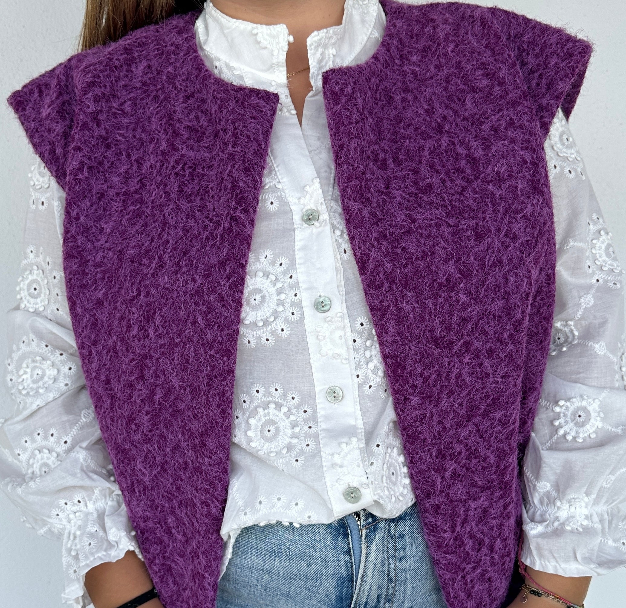 Zoom sur gilet violet en laine sans manches style cosy chic – Abana 64480