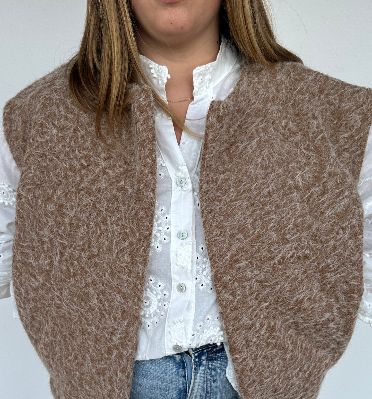 Zoom sur gilet camel en laine sans manches femme automne hiver – Abana 64310