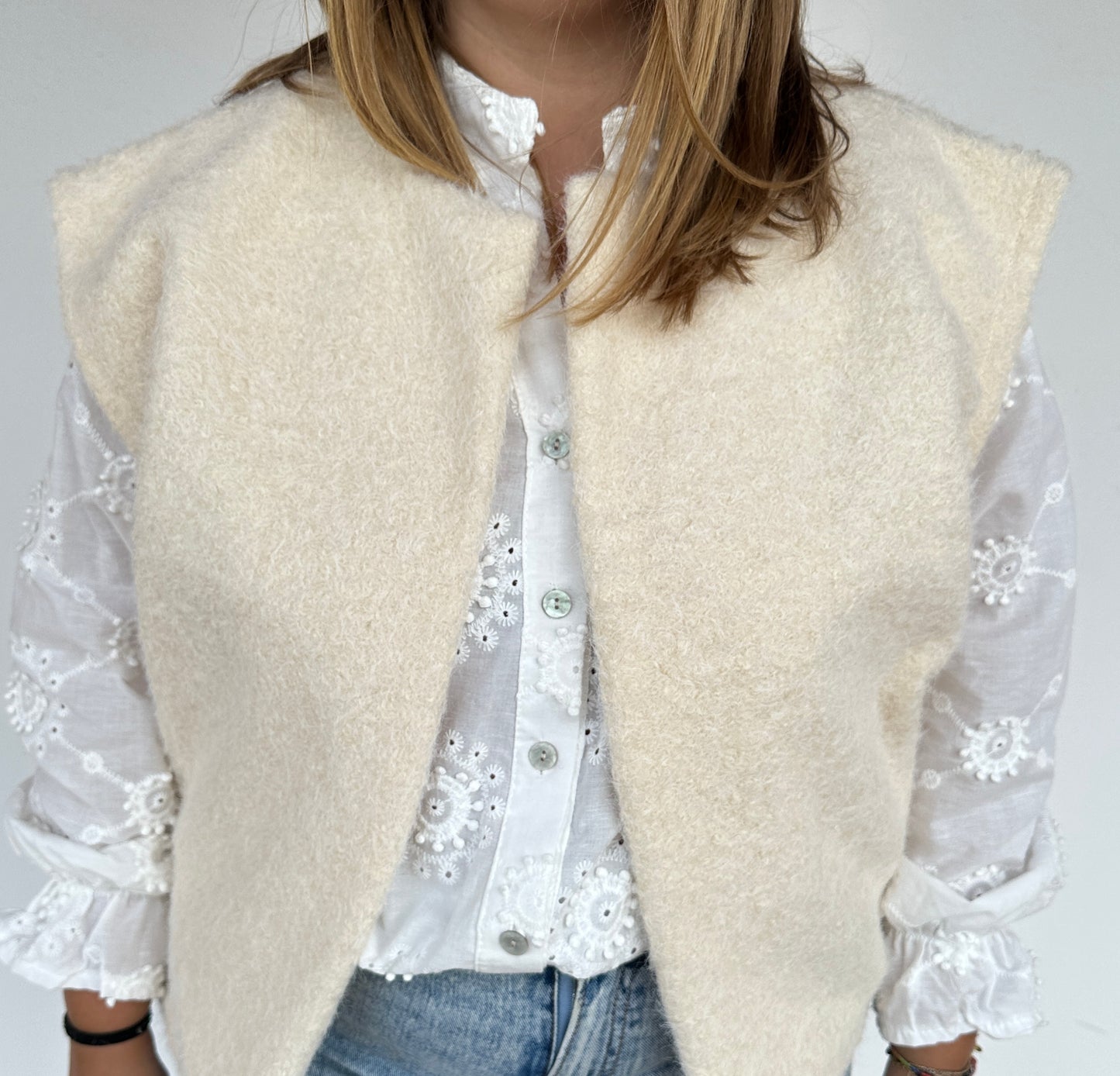 Gilet sans manches écru en laine douce femme chic décontracté – Boutique Abana