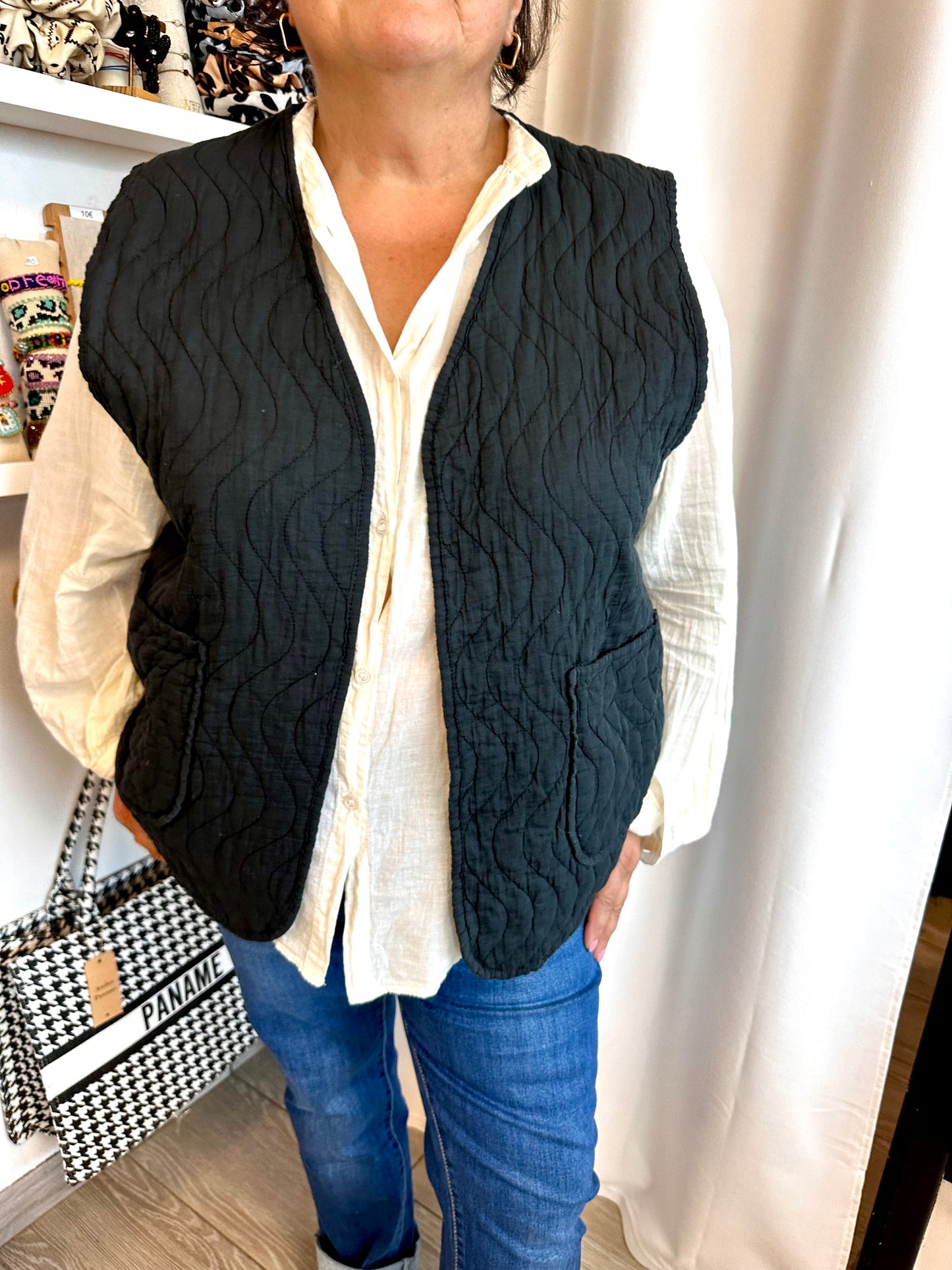 Gilet sans manches Nina, coupe décontractée, texture unique, parfait pour les sorties et les looks du quotidien.