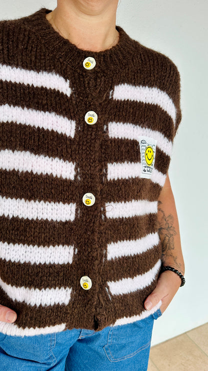 Gilet sans manches MAYA rayé jaune et marron avec patch smiley – Abana Boutique Ustaritz
