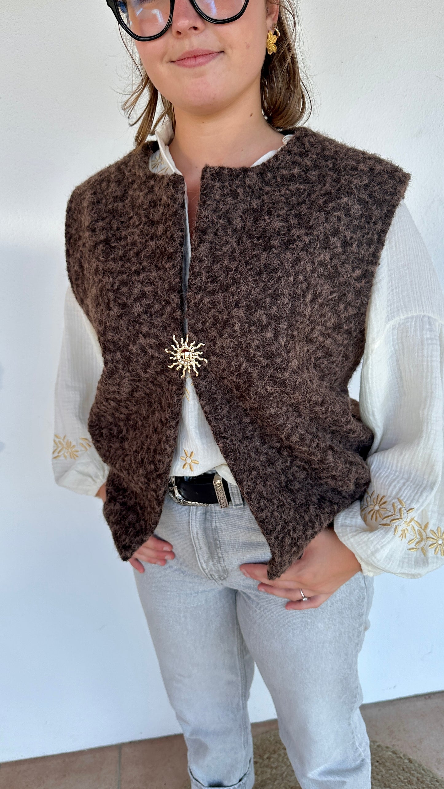 Texte alt 3 : Gilet sans manches sherpa chocolat avec broche dorée - Abana Boutique 64250