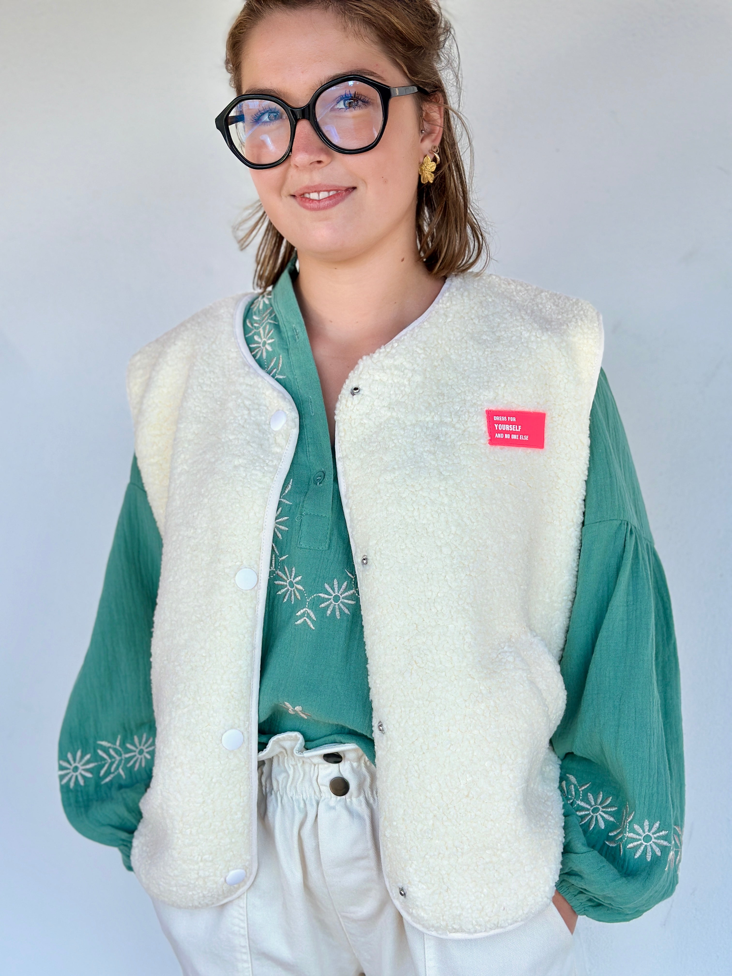 Gros plan du gilet sherpa écru, texture douce et confortable – Mode femme Abana Pays Basque 64480
