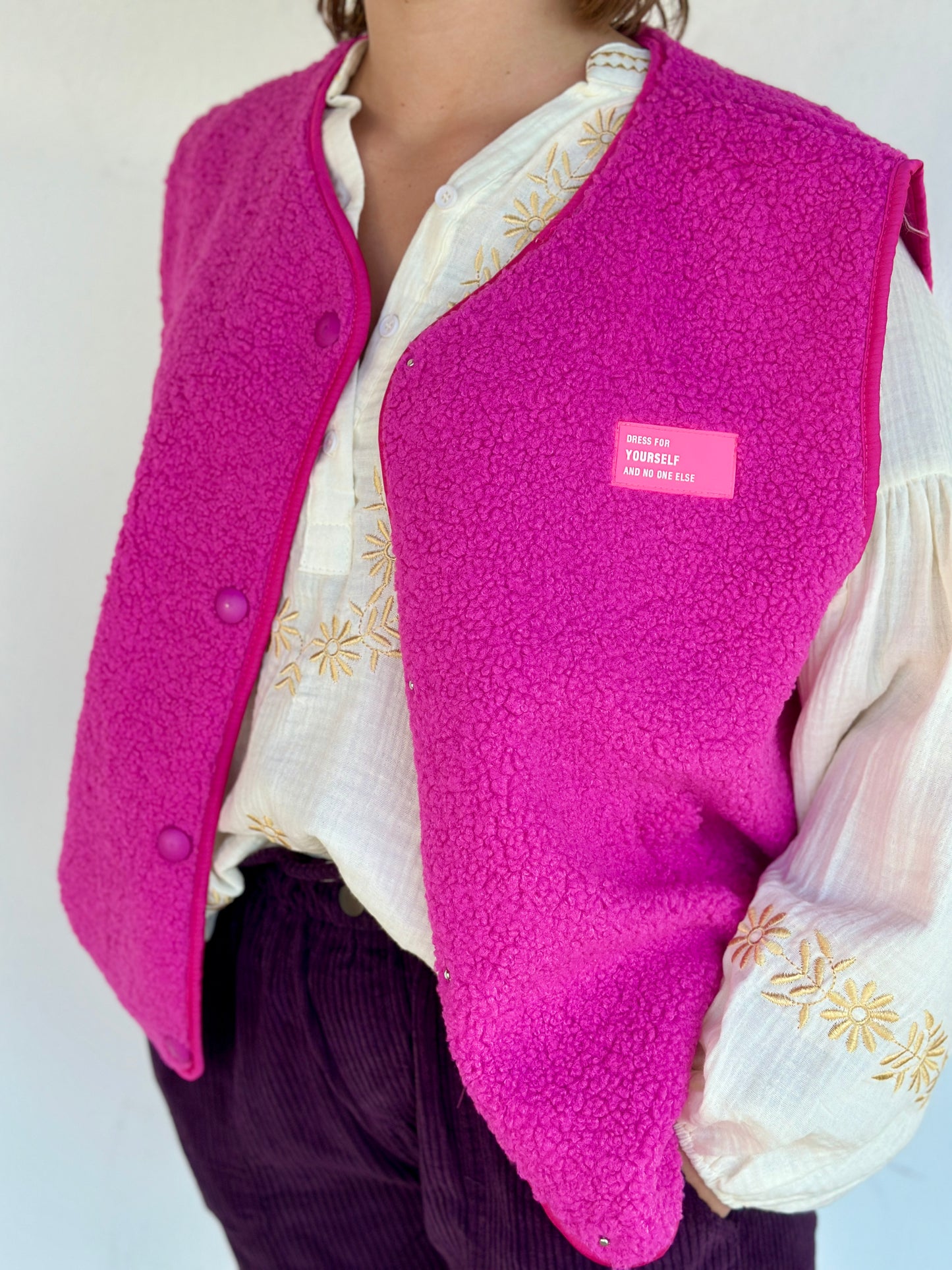 Gilet sherpa fuchsia sans manches, coupe oversize, porté sur une blouse brodée – Look tendance Abana Ustaritz 64480